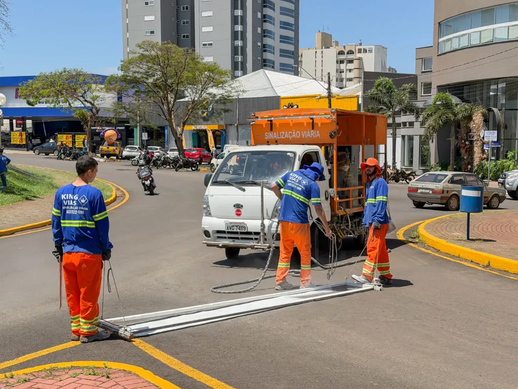 Prefeitura intensifica pintura da sinalização de trânsito na área central após trégua nas chuvas