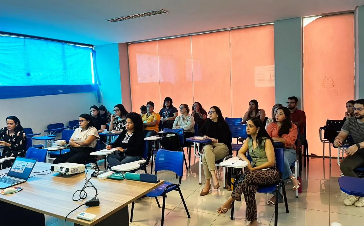 Médicos, enfermeiros, farmacêuticos e coordenadores participam de capacitação para auxiliar os pacientes no tratamento